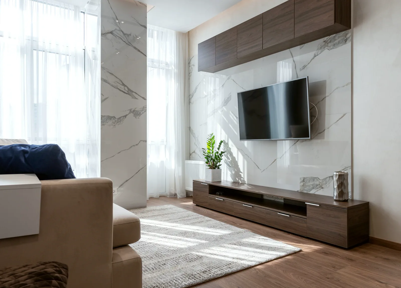 TV zid sa visećom komodom