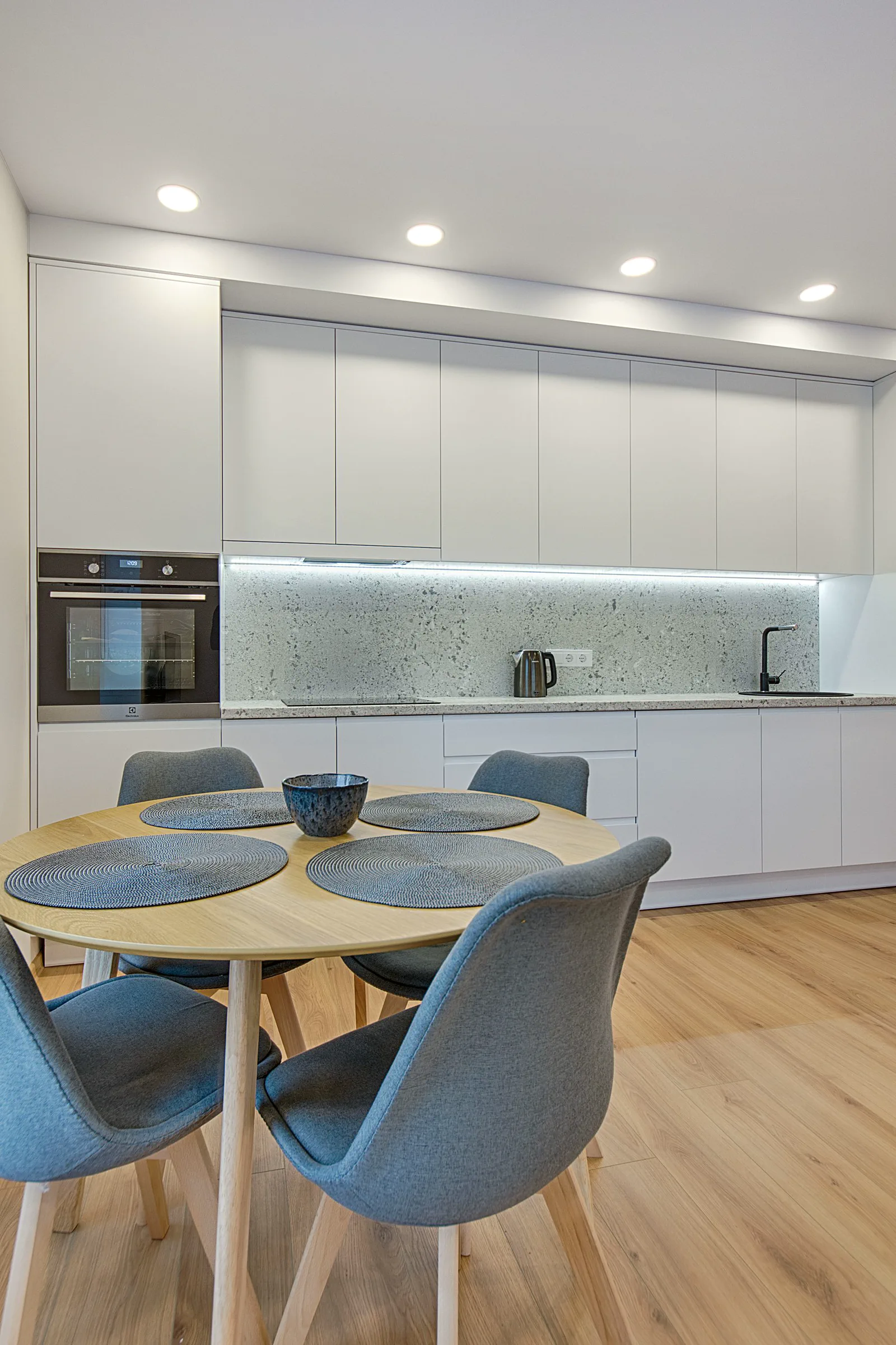 Kuhinja i trpezarija u istoj liniji
